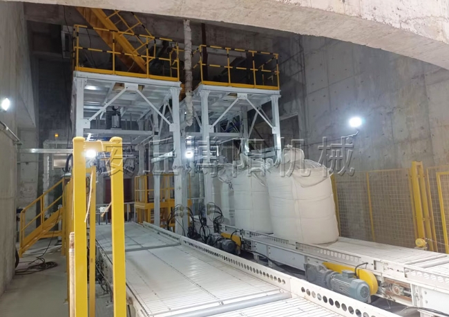 氧化鋁噸包包裝機(jī)使用現(xiàn)場(chǎng)、山東噸袋定量包裝機(jī)優(yōu)勢(shì)